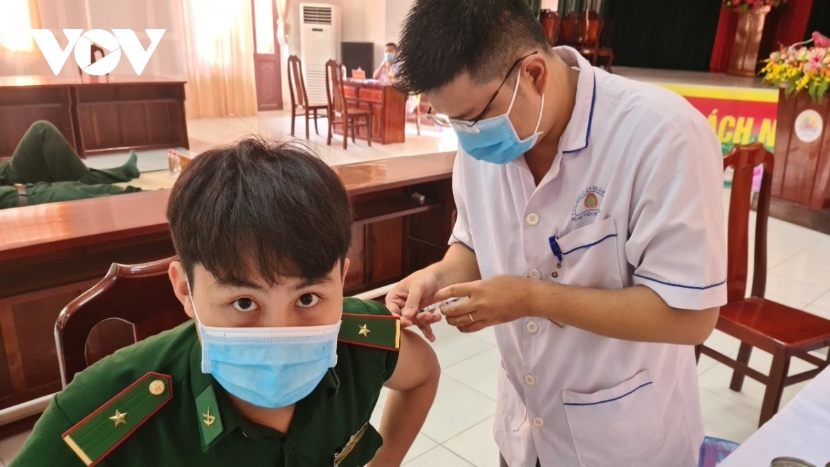 Nearly 1,600 officers and soldiers receive COVID-19 vaccine in Mekong Delta